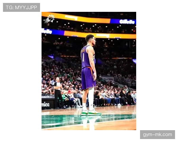 布克无球跑动制造更多空位三分，比上季命中率提升