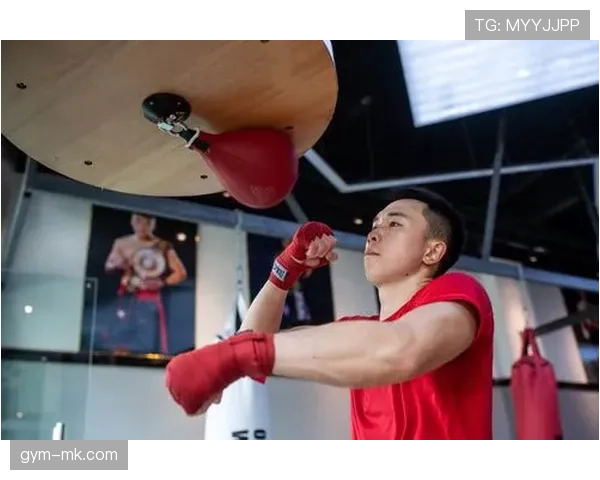 徐灿训练完直接去夜市啃烤串，这自律人设崩得也太快了